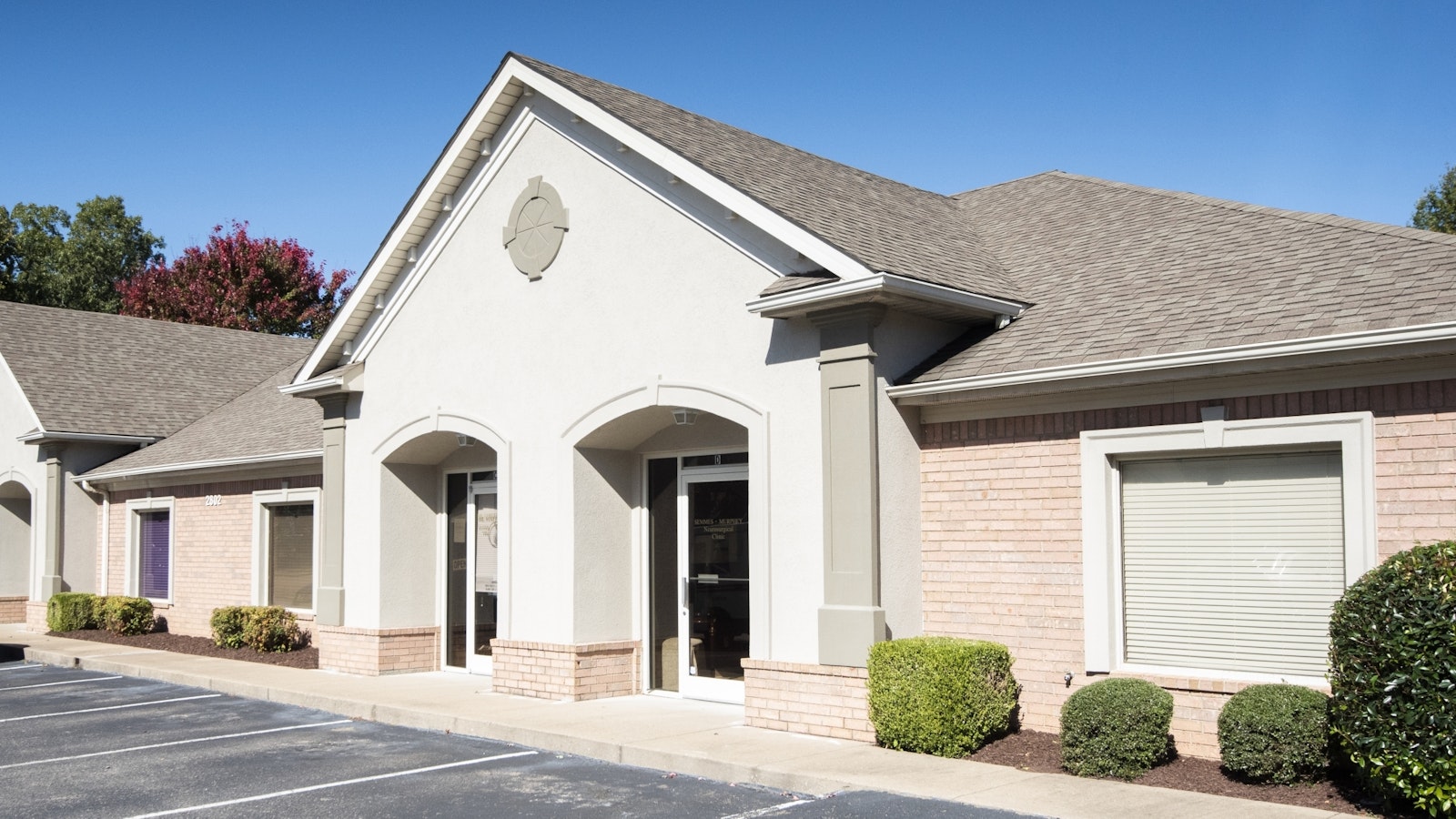 Exterior view of the Jackson TN clinic entrance