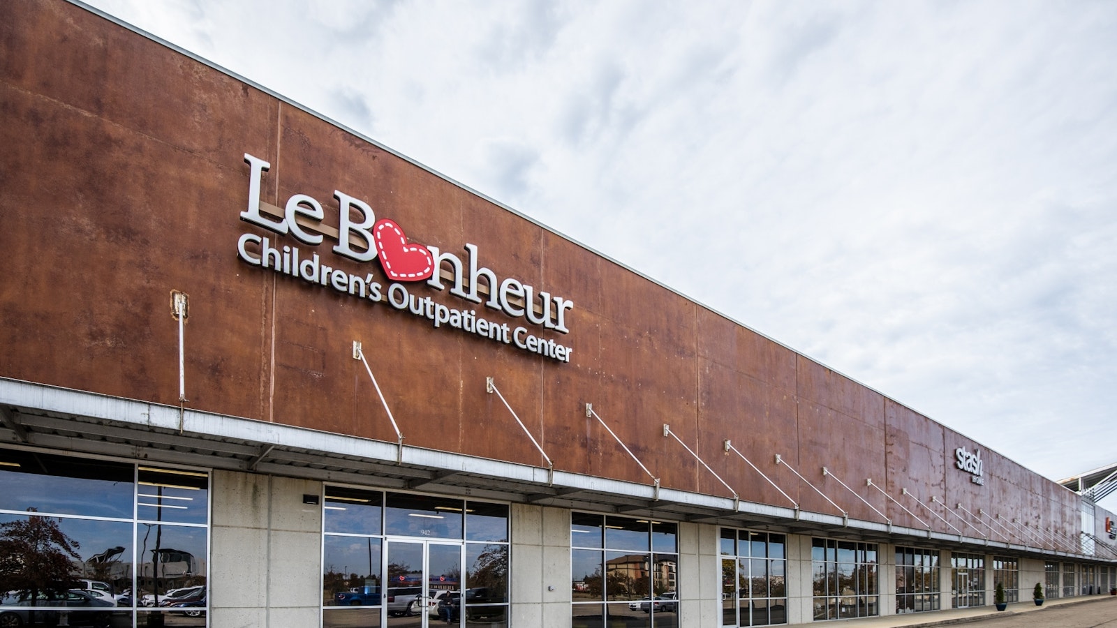 Exterior entrance to LeBonheur Outpatient Center in Tupelo